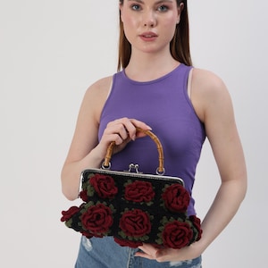 Cartera de mano tejida a mano con cierre de beso, bolso vintage con rosas en 3D, asa de bambú, cartera con bordado floral, forro de algodón, regalo único para ella
