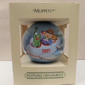 Hallmark &quot;Muppets&quot; Christmas Ornament 1983 NOS Satin Ball Ornament Kermit Miss Piggy Flying in Airplane