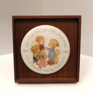 Hallmark Little Gallery Ceramica Plaque 1970&#39;s NOS Betsey Clark This Is the Day the Lord Hath Made