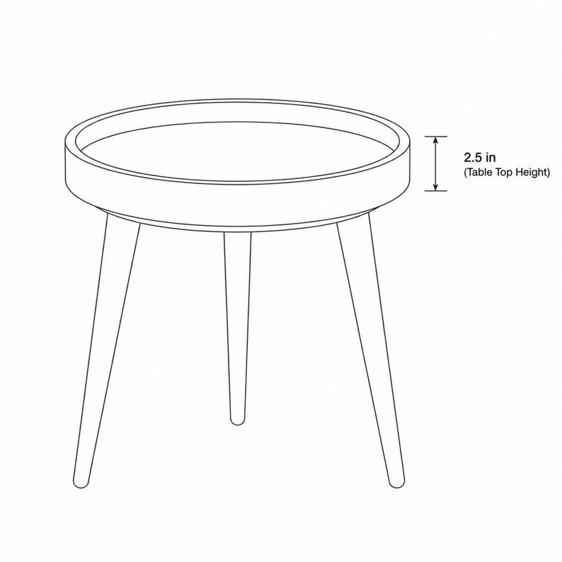 Pu&ograve; includere: Un disegno a linee bianche e nere di un tavolo rotondo con tre gambe affusolate. Il piano circolare presenta un bordo rialzato. Una linea di quota indica un'altezza del piano di 6,35 cm, con il testo 2.5 in (Table Top Height) visibile.