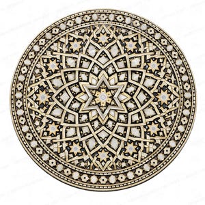Pu&ograve; includere: Una placca decorativa circolare da parete caratterizzata da un complesso motivo geometrico con una stella centrale a sei punte. Il design incorpora linee metalliche color oro, accenti neri e segmenti bianchi intarsiati disposti in strati concentrici.