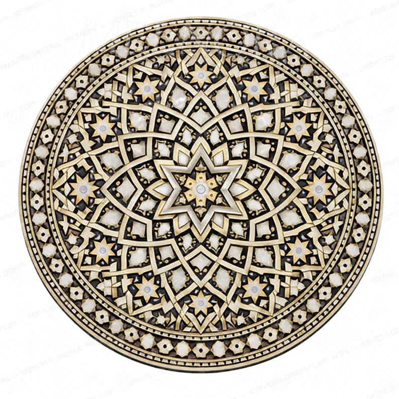 Pu&ograve; includere: Una placca decorativa circolare da parete caratterizzata da un complesso motivo geometrico con una stella centrale a sei punte. Il design incorpora linee metalliche color oro, accenti neri e segmenti bianchi intarsiati disposti in strati concentrici.