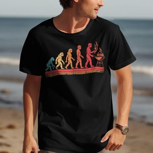 Camiseta Evolution of Grilling, Camiseta para amantes de churrasco, Presente engraçado para mestre da churrasqueira, Estilo retrô, Camiseta para churrasco, Presente para caverna do homem, Temporada de churrasco, Gastronomia