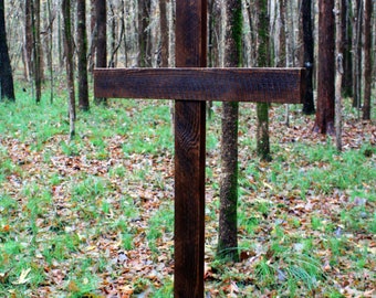 Gran cruz de madera en el soporte. Cruz de madera muy grande en el soporte. Cruz de pie de la iglesia. Cruz marrón oscuro.  40 w x 63 l Cruz.  Acabado marrón oscuro