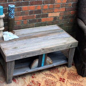 Rustic Coffee Table w/ Shelf. Grey Wood Coffee Table w/ Shelf, Reclaimed Wood Coffee Table. 39"l x 22"w x 17"t. Natural Finish afbeelding 3