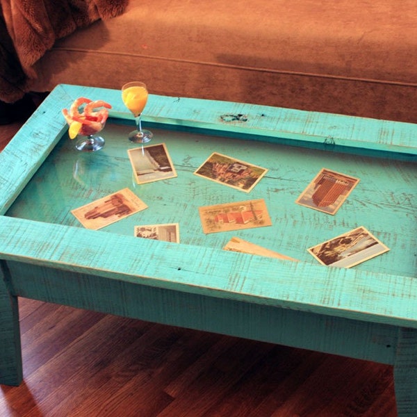 Afficher la table à café. Table d'affichage en verre trempé. Table shadowbox rustique. Table Turquoise. 40"l x 24"w x 18"t. Finition Turquoise en détresse