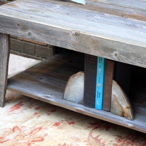 Rustic Coffee Table w/ Shelf. Grey Wood Coffee Table w/ Shelf, Reclaimed Wood Coffee Table. 39"l x 22"w x 17"t. Natural Finish afbeelding 2