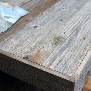 Rustic Coffee Table w/ Shelf. Grey Wood Coffee Table w/ Shelf, Reclaimed Wood Coffee Table. 39"l x 22"w x 17"t. Natural Finish afbeelding 5