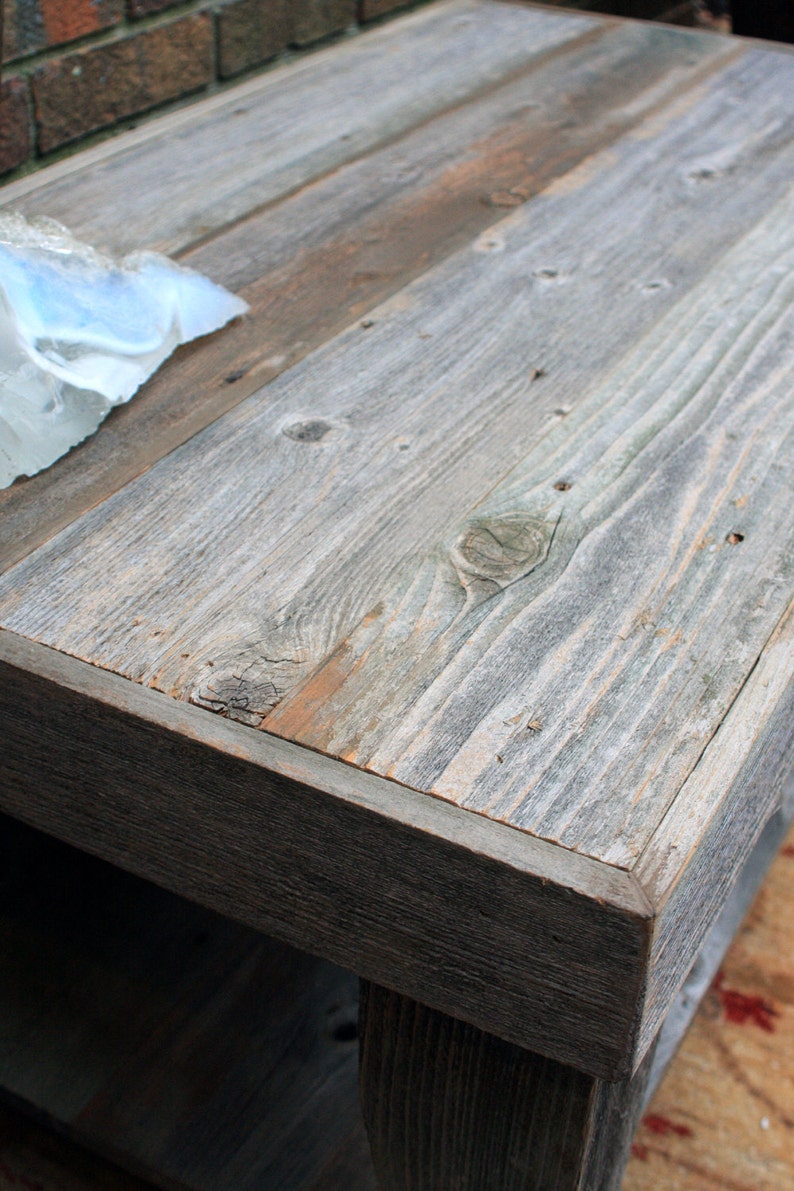 Rustic Coffee Table w/ Shelf. Grey Wood Coffee Table w/ Shelf, Reclaimed Wood Coffee Table. 39"l x 22"w x 17"t. Natural Finish afbeelding 5