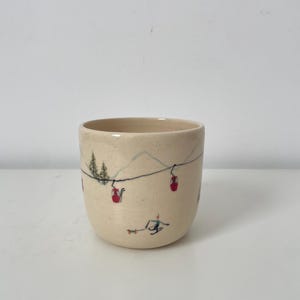 Ręcznie robiony i malowany ceramiczny kubek na zamówienie. ILUSTRACJA NARCIARSKA