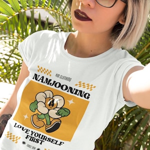 Camiseta Namjooning / KPop BTS Kim Namjoon, RM, amante de las plantas, diseño de flores amarillas Y2K