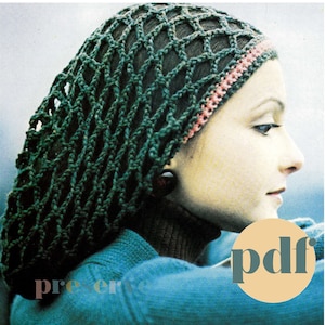 Puede incluir: Imagen vintage de una mujer con una red para el cabello de ganchillo verde con un ribete rosa y blanco. La palabra "preserve" está en la parte superior, y "pdf" está en un círculo a la derecha. El sitio web preservepatterns.com está en la parte inferior.