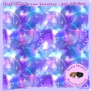 Può includere: Un design digitale senza cuciture con un motivo ripetuto di falene stilizzate, lune e stelle nei toni del viola, blu e bianco. Il design include il testo "12x12 Hand-Drawn Seamless - 300 DPI PNG" e un logo circolare con due illustrazioni di cani.