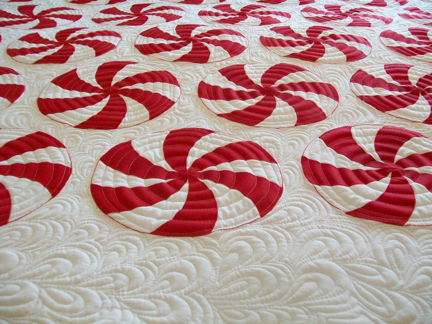 Christmas Peppermint Swirl Holiday Festive Quilt - King Size 98" X 102 ...
