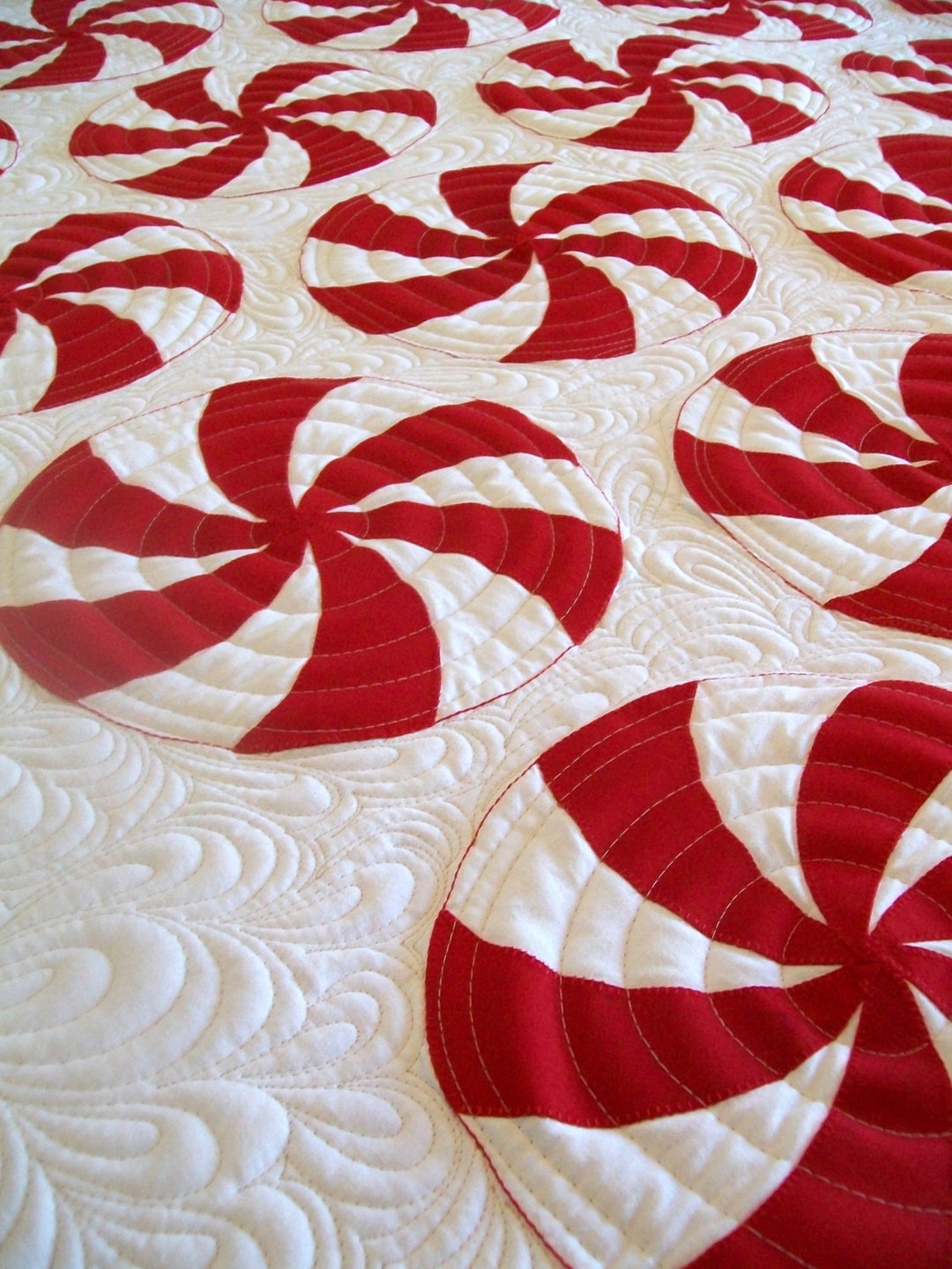 Christmas Peppermint Swirl Holiday Festive Quilt - King Size 98" X 102 ...