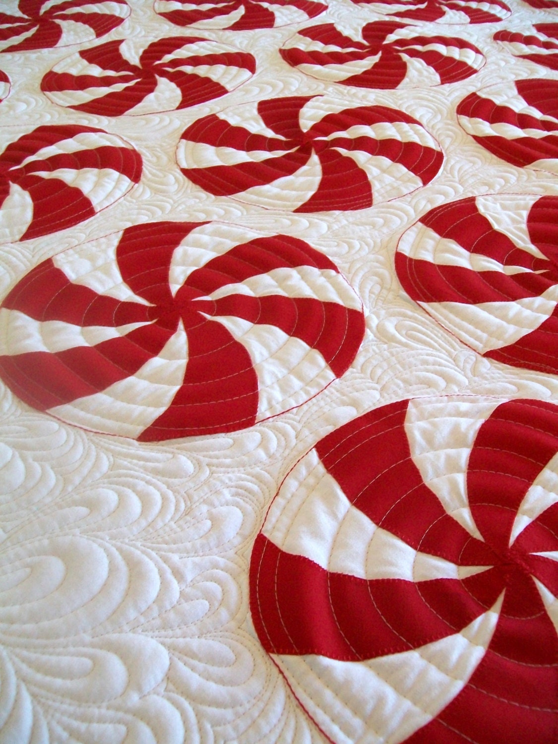 Christmas Peppermint Swirl Holiday Festive Quilt - King Size 98" X 102 ...