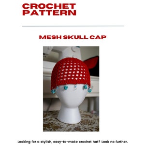 Puede incluir: Un patrón de ganchillo de gorro de calavera de malla roja se muestra en una cabeza de maniquí blanca. El gorro tiene pequeños agujeros y cuentas turquesas en forma de corazón. El texto "CROCHET PATTERN" y "MESH SKULL CAP" es visible.
