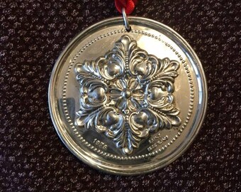 1976 Lunt Silversmith Christmas sterling silver ornament/medallion &quot;mistIetoe&quot;.