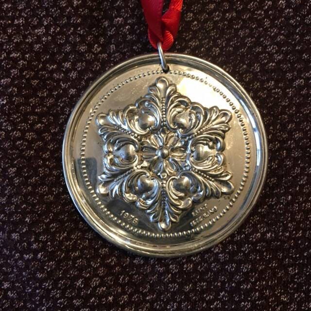 1976 Lunt Silversmith Christmas sterling silver ornament/medallion "mistIetoe".