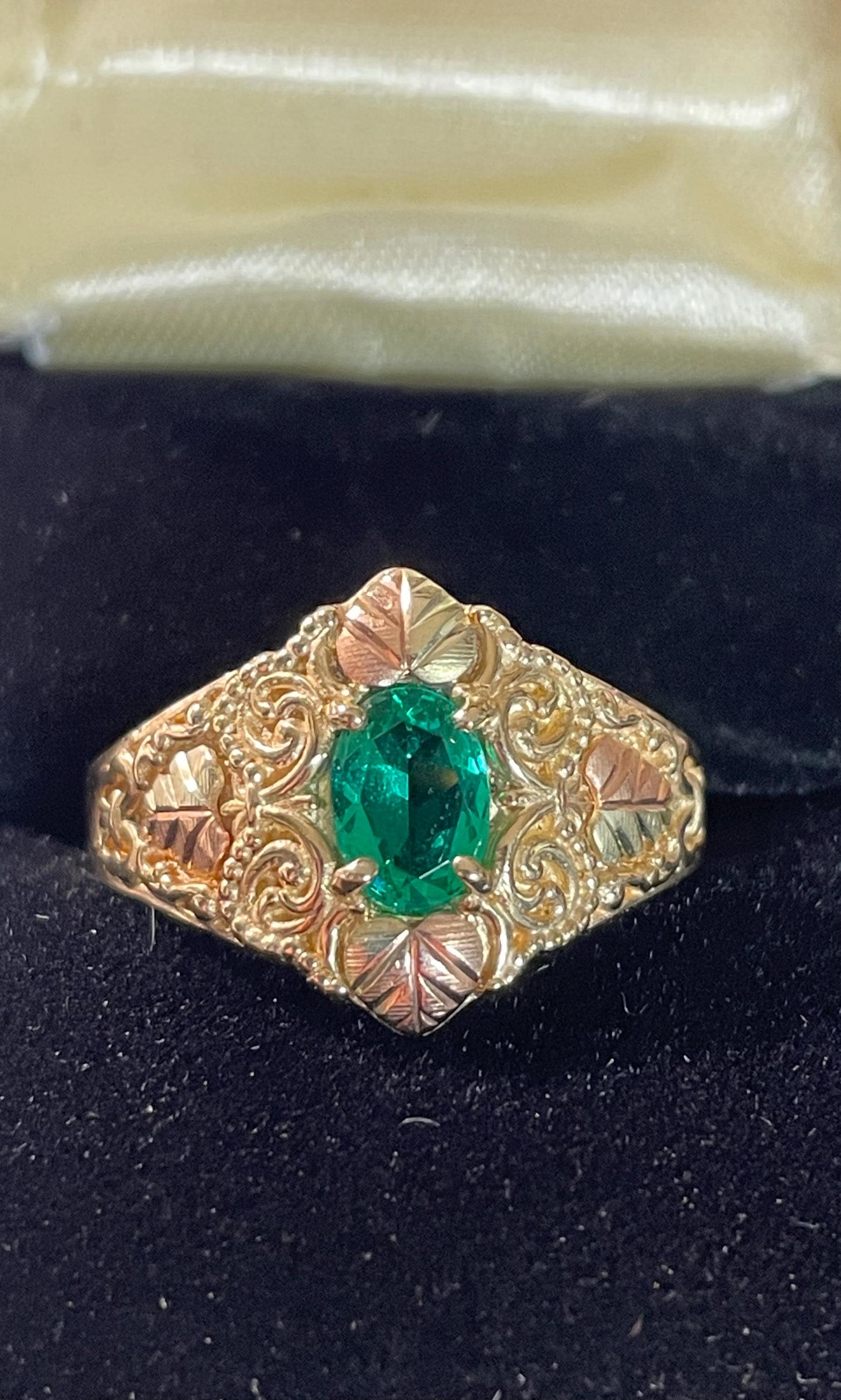 Black Hills Gold Ring 10kt . Imitation Emerald, Emerald