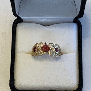 Garnet 3 stone 10K yellow gold ring, filgree design, sparkly diamond cut pattern, size 8, sizable