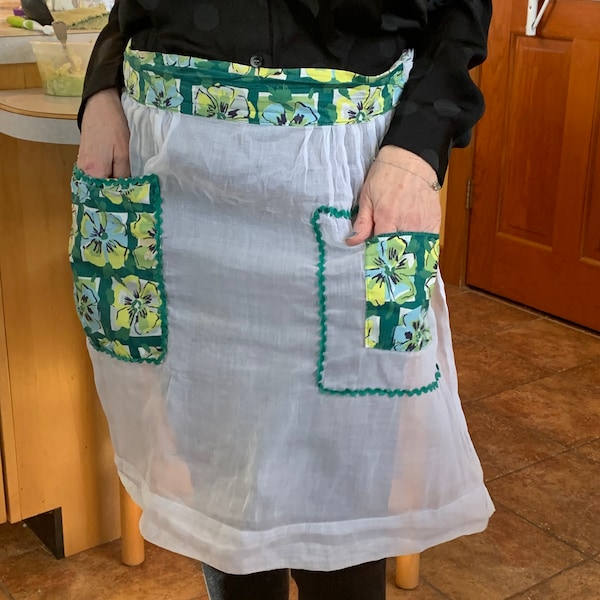 Vintage, apron, half apron, pockets, floral, white, Rick rack, hostess, kitchen, baker