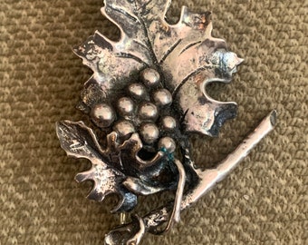 Grape Bunch Grapes Vine Vineyard Leaves Brass Pin Pendant B  display picture 1