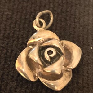 Rose/flower sterling silver vintage charm/pendant/necklace