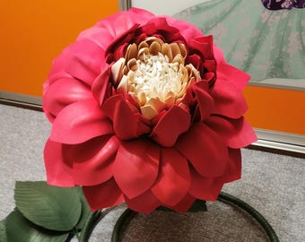 Flor de dália vermelha grande de espuma, arranjo floral para eventos, decoração de vitrines.