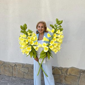 Digitali. Fiori gialli chiari giganti. Sfondo per matrimonio. Design di grandi fiori per vetrine. Decorazioni floreali alla moda. Fiori artificiali oversize