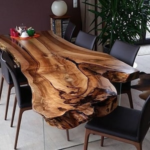 Tavolo in noce con bordo vivo, tavolo rustico in noce massello, tavolo in noce massello fatto a mano, tavolo in noce con bordo naturale, tavolo in legno massello con bordo vivo