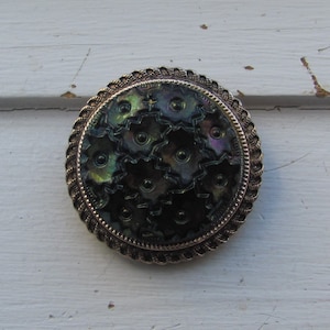 Vintage Gold Tone Scarf Ring - Circular with Shiny/Reflective Dark Green Flowers in Centre - Round/Circle Shape - Scarf Clip