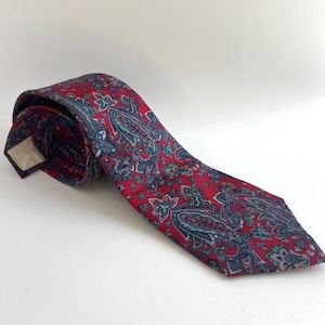 Vintage Classic Paisley Krawatte von Christian Dior 100% Seide Handmade Rot Blau 70er Jahre