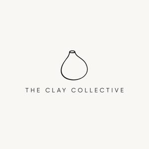 Op de afbeelding: Zwart-witte lijntekening van een vaas met de tekst "THE CLAY COLLECTIVE" eronder.
