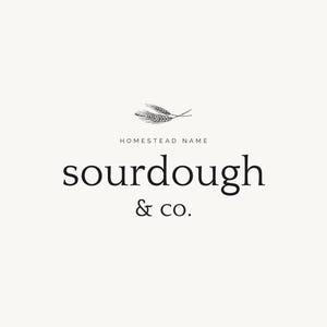 以下が含まれることがあります： 太字のセリフ体で「sourdough & co.」という言葉が書かれたミニマリストロゴ。テキストの上には、小麦の穂のシンプルなイラストがあります。「Homestead Name」という言葉がメインテキストの上にあります。