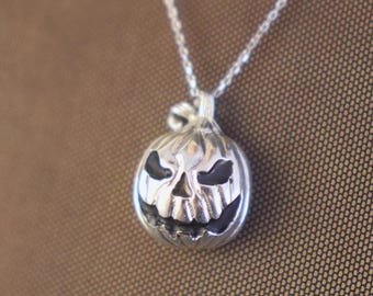 Collar gótico de calabaza tallada en plata, colgante oscuro, espeluznante y vanguardista, joyería artesanal de Halloween con un toque tétrico.
