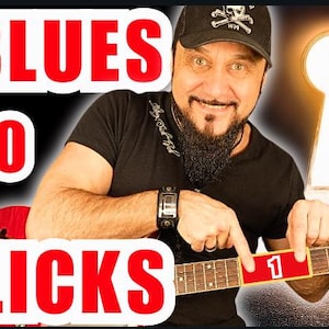 Pode incluir: Imagem com o texto "BLUES 10 LICKS" em vermelho. Um homem aponta para o número "1" em uma escala de guitarra. O fundo inclui uma forma de buraco de fechadura com uma luz brilhante.