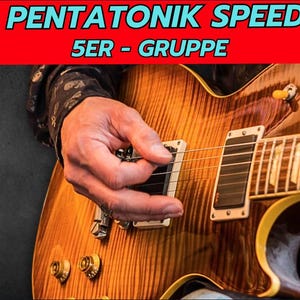 Könnte beinhalten: Nahaufnahme einer Person, die eine braune und goldene E-Gitarre spielt. Die Gitarre hat einen schwarzen Tonabnehmer und einen weißen Knopf. Der Text "PENTATONIK SPEED 5ER - GRUPPE" ist oben im Bild sichtbar.