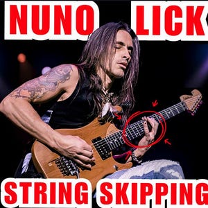 Könnte beinhalten: Ein Musiker spielt eine elektrische Gitarre aus Holz. Das Bild zeigt den Text "NUNO LICK" oben und "STRING SKIPPING" unten. Der Musiker hat lange Haare und ein Tattoo auf dem Arm.