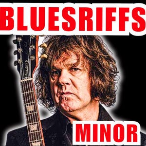 Könnte beinhalten: Ein Bild eines Mannes mit braunem Haar, der eine Gitarre hält. Der Text "BLUESRIFFS" in roter, fetter Schrift steht über seinem Kopf, und "MINOR" darunter. Der Hintergrund ist schwarz.
