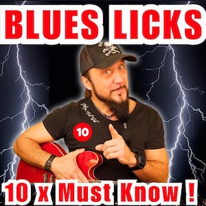 Könnte beinhalten: Das Bild zeigt einen Mann mit einer roten E-Gitarre, mit dem Text "BLUES LICKS" und "10 X Must Know!". Der Hintergrund hat einen Blitzeffekt. Der Mann trägt ein schwarzes T-Shirt und eine schwarze Kappe.