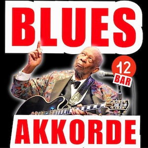 Könnte beinhalten: Ein Bild eines Bluesmusikers, der eine schwarze E-Gitarre spielt und eine gemusterte Jacke und eine Fliege trägt. Das Wort "BLUES" steht in großen roten Buchstaben über dem Musiker, und "AKKORDE" steht darunter. Ein roter Kreis mit "12 BAR" befindet sich rechts.