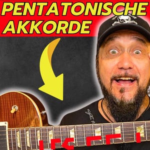 Puede incluir: Un hombre con barba y un sombrero con una calavera y huesos cruzados sostiene una guitarra eléctrica marrón y dorada. La guitarra tiene una golpeador negro y una flecha amarilla que apunta al diapasón. El texto "PENTATONISCHE AKKORDE" está en letras rojas y blancas sobre un fondo negro.