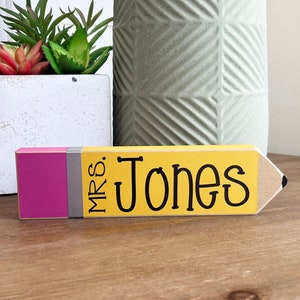 Placa de escritorio con nombre, letrero con forma de lápiz para maestros, obsequio de agradecimiento para maestros