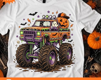Puede incluir: Una camiseta blanca con un gráfico de un camión monstruo naranja con una calabaza de Halloween en la parte trasera, un fantasma al volante, detalles de baba verde, telarañas, murciélagos y estrellas sobre un suelo de barro con calaveras.