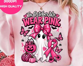 Könnte beinhalten: Ein hellrosa Sweatshirt mit einer Grafik eines Geistes, der eine große rosa Schleife trägt, einen Kürbiseimer hält und neben einer rosa Schleife zur Brustkrebsvorsorge, Schmetterlingen und Kürbissen steht, mit dem Text In October We Wear Pink.