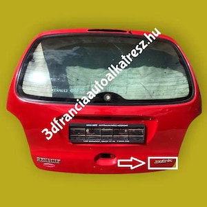 Könnte beinhalten: Eine rote Renault Scenic Heckklappe mit Glasfenster. Die Tür hat einen schwarzen Kennzeichenbereich und das Wort "Scenic" in einem weißen Feld. Der Text "3dfranciaautoalkatresz.hu" ist diagonal über das Bild geschrieben.