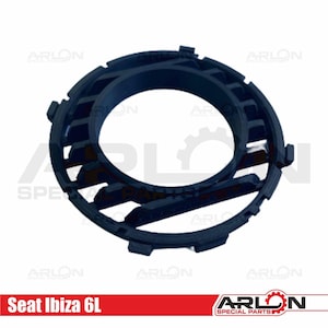 Può includere: Un pezzo di auto in plastica nera con forma circolare e un motivo a griglia. Il pezzo è progettato per adattarsi attorno a un altoparlante o ad un altro oggetto rotondo.