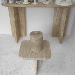 Papelera de mármol travertino: organizador de baño moderno