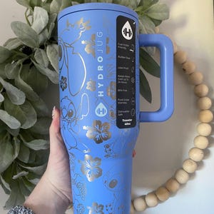 Buitenaardse gegraveerde hydrojug